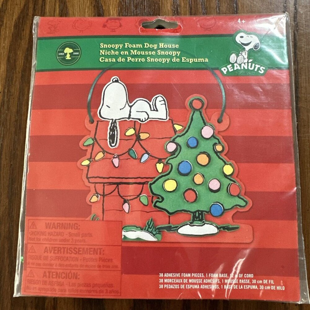 NEW 2011 Colorbok Peanuts Snoopy Holiday Foam Dog House Christmas